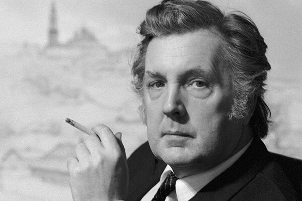 Илья Глазунов на фоне картины (возможно эскизу к картине с видом на Лавру)