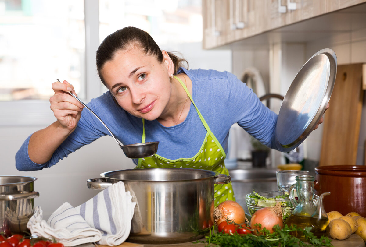 Prepare girl. Картина женщины со сковородкой. Sad Cooking woman.