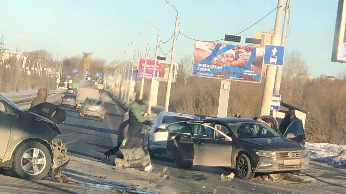     В областной столице, на улице Алебашевской, утром 17 января столкнулись две иномарки «КИА» и «Фольксваген», сообщается в паблике «ЧС Тюмень». Машины перекрыли две полосы движения транспорта.