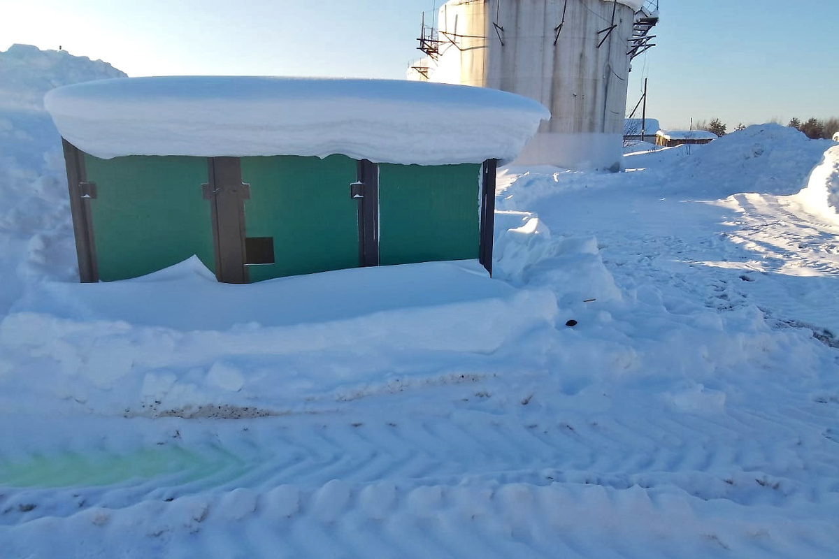     Топливо попало под снег, поэтому его видно лишь в колее от трактора