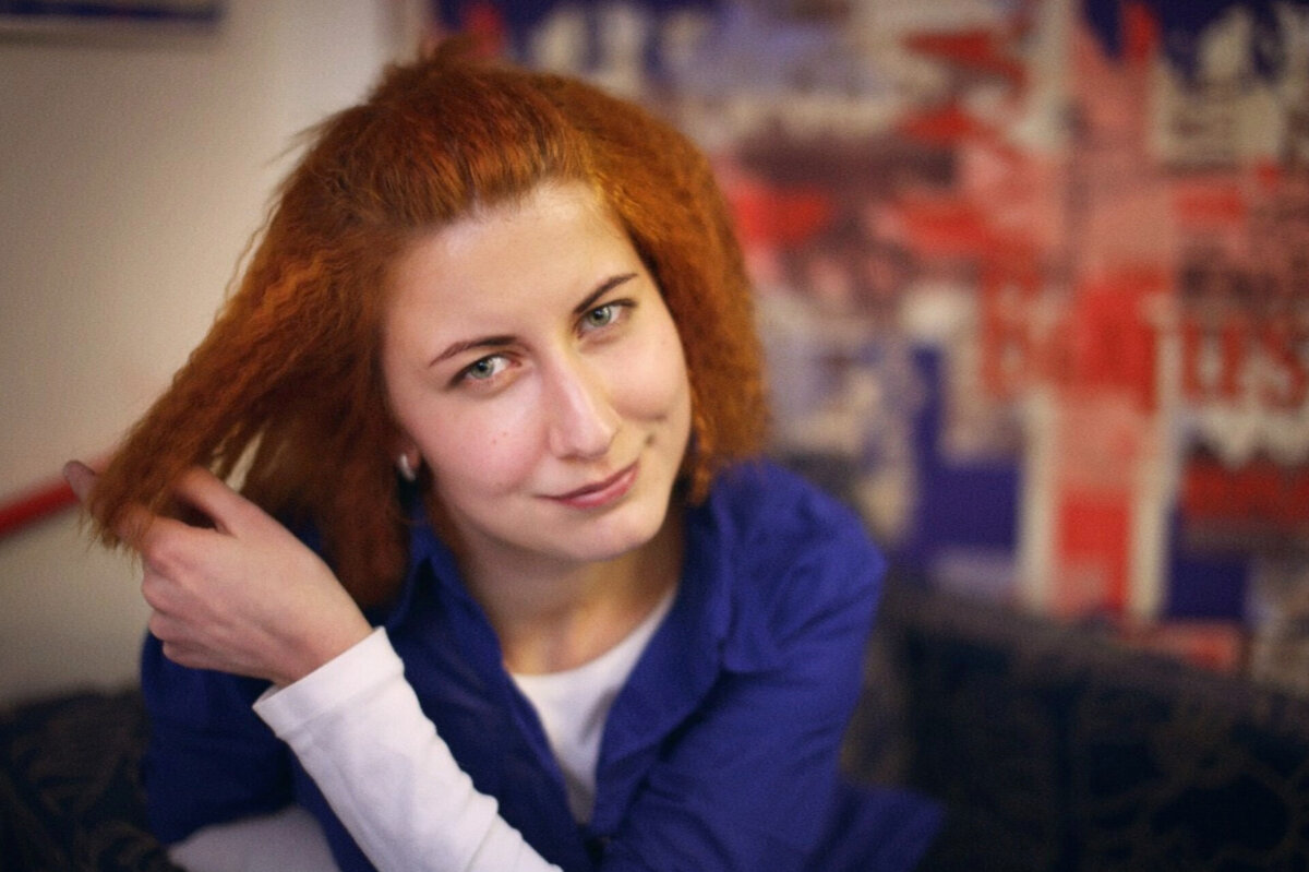 Не знала, какое фото поставить на заставку статьи и откопала фото десятилетней давности. Вот, это тоже я, рыжая и с гофрэ. Небольшое ностальгическое отступление