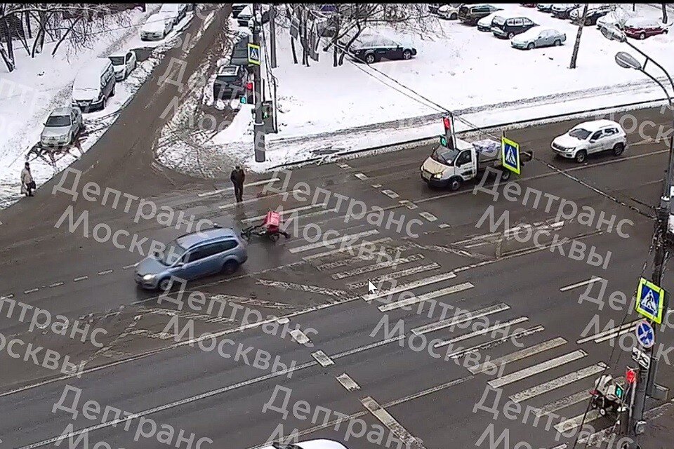     На Севастопольском проспекте Москвы автомобиль сбил курьера на велосипеде  Департамент транспорта Москвы