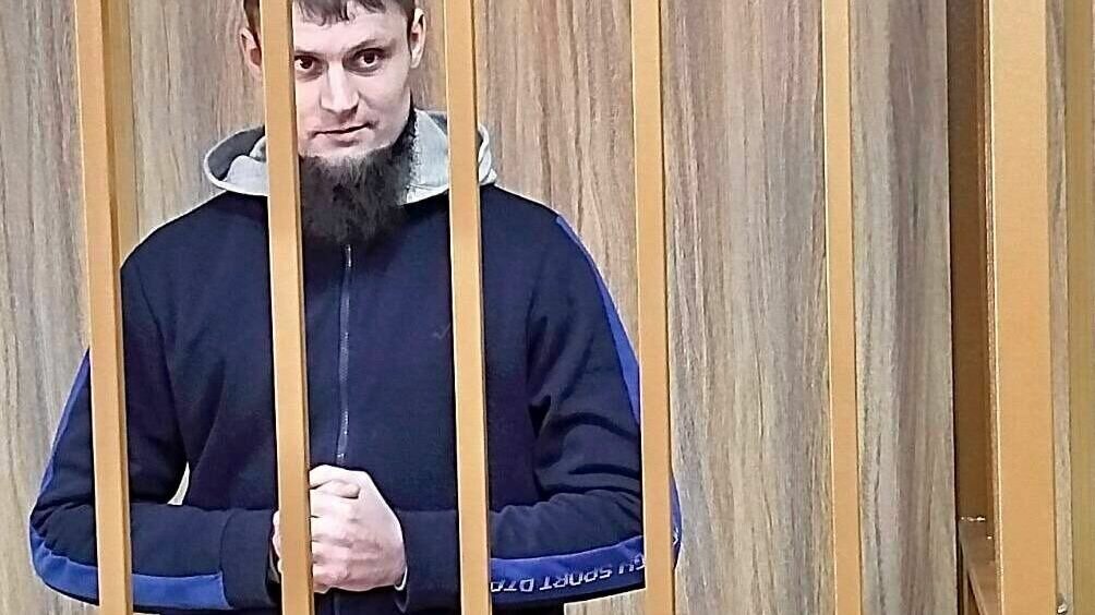     В Тюмени прошло заседание суда по делу 34-летнего гражданина Белоруссии Александра Жирикова. Его обвиняют в избиении тюменки и в пересечении государственной границы, при въезде в РФ, когда въезд гражданину заведомо не разрешен.
