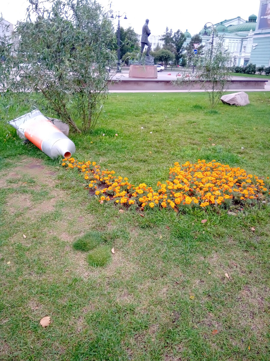 Памятник оранжевому цвету