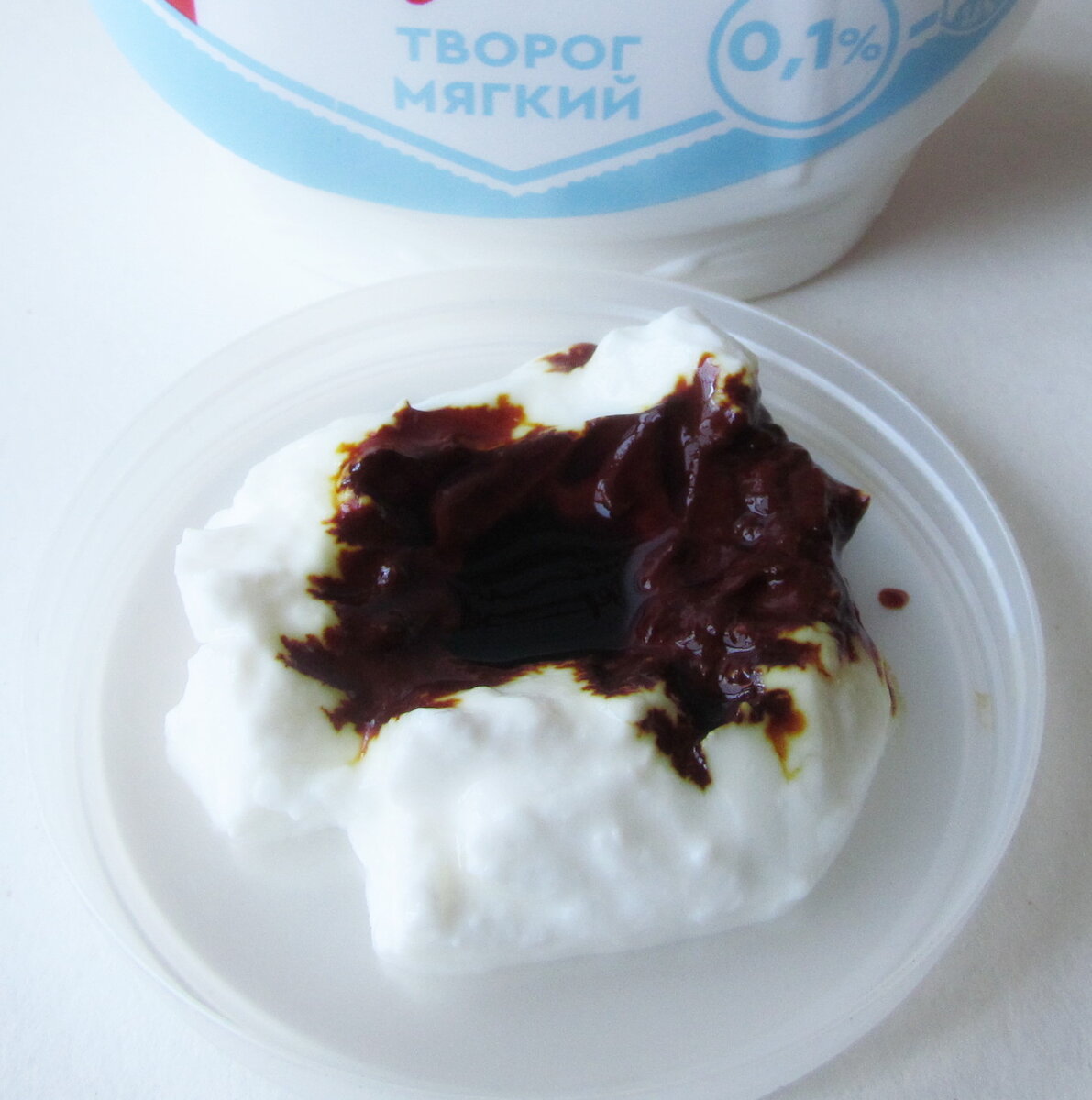 Фото автора. Реакция творога на йод.