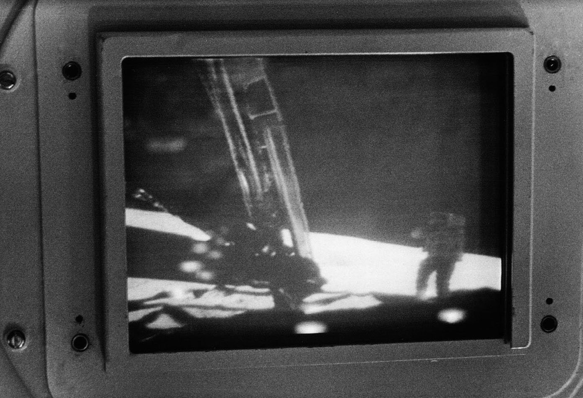 Apollo TV Camera. Фотографии изображений с монитора кинескопного. Камера SSTV 50 годы. Apollo c15d.