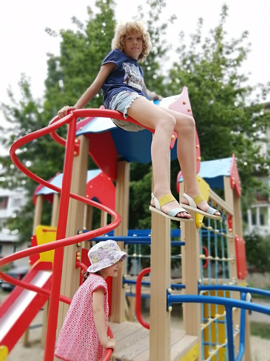 Площадка во дворе. Само оборудование даже ничего так. Но покрытие - песок... Который облюбовали бродячие собаки. 