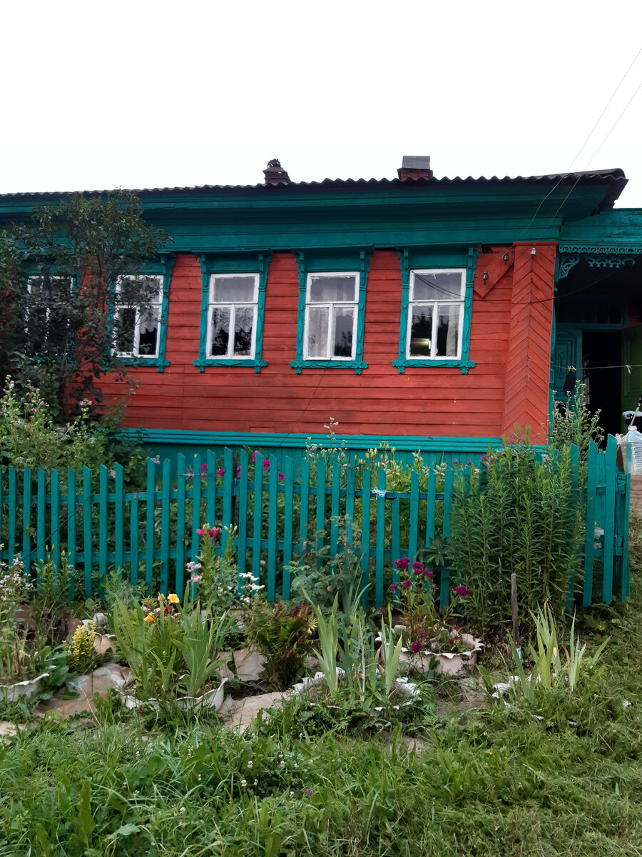 Наш деревенский домик, в котором вырос мой папа.