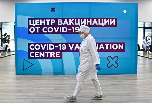 Фото: Медицинский сотрудник в центре вакцинации от COVID-19 на стадионе «Лужники» в Москве. Евгений Одиноков / РИА Новости 