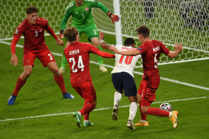 Прорыв Стерлинга. Видно, что защитники корректно стараются избежать столкновения. Фото из открытых источников