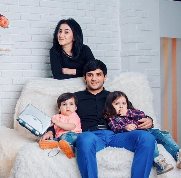 Фото: Cемья Ислама Итляшева: певец с женой и детьми на семейном фото