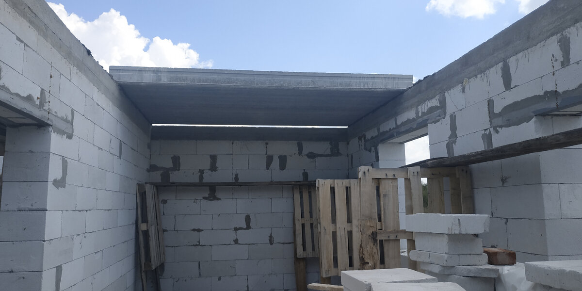 Надеюсь строительство "коробки" дома удастся завершить хотя бы в следующем году. 