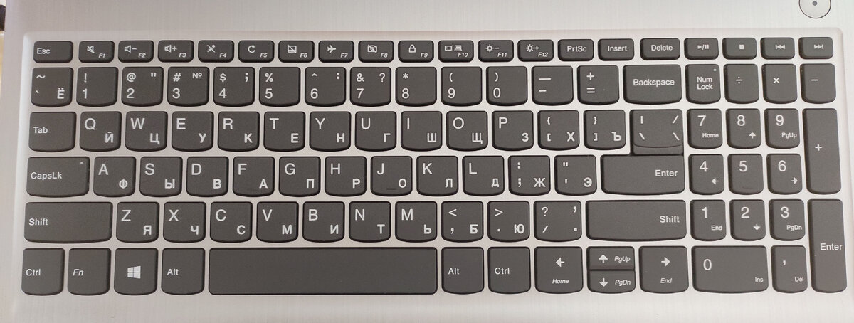 Клавиатура большинства современных ноутов. Очень неудобные стрелочки и отсутствие home и end. Фото автора.