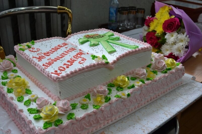 Праздничный торт. Фото: Пресс-служба Минобазования Забайкальского края.