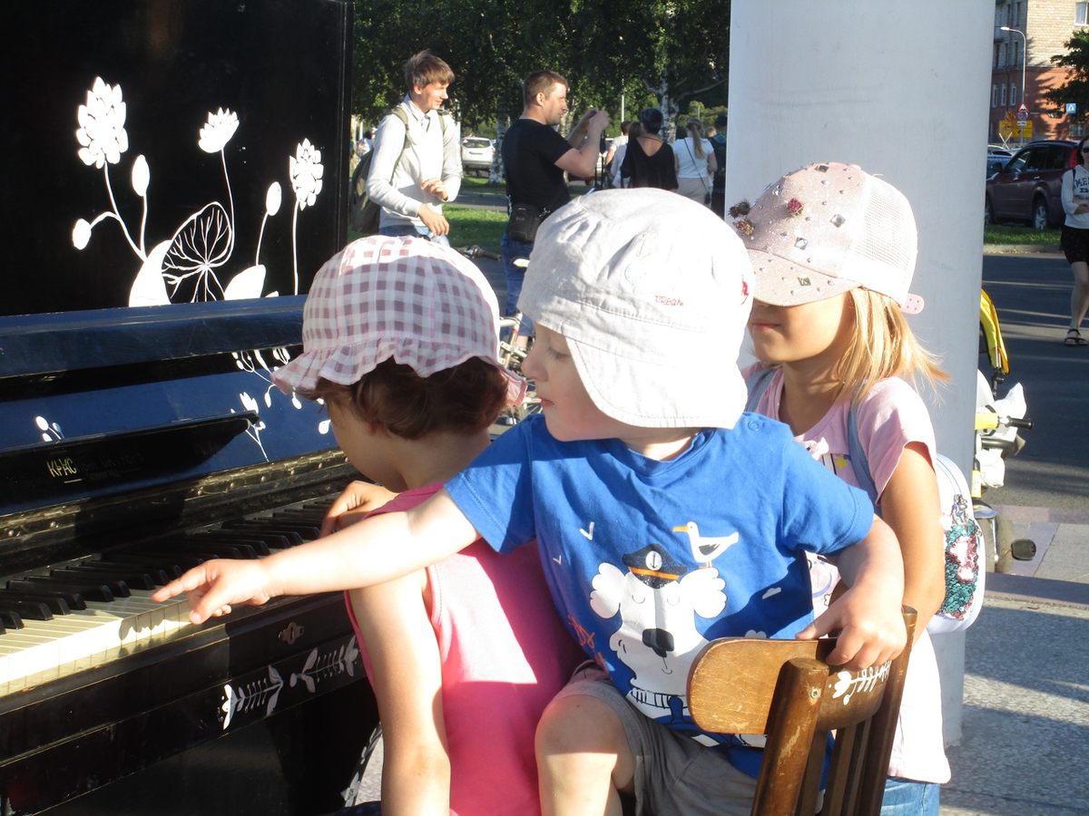Дети у Открытого пианино в Ротонде, Петрозаводск (фото автора)