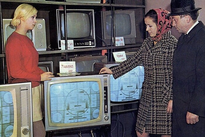 Фото Яндекс Картинки. Советская семья приобретает телевизор