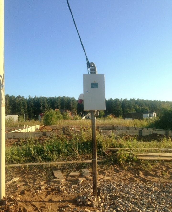 Вводной щиток на опре стоящей на участке