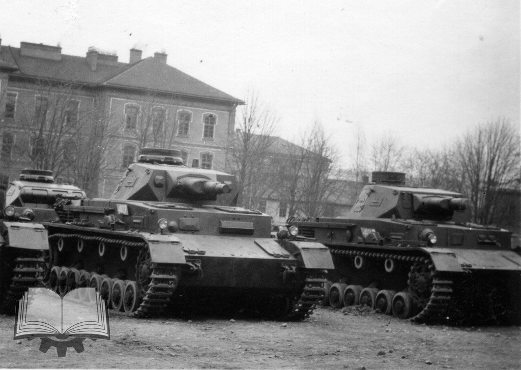 Новенький Pz.Kpfw.IV Ausf.B в сравнении с Ausf.A. Разница видна довольно сильно.