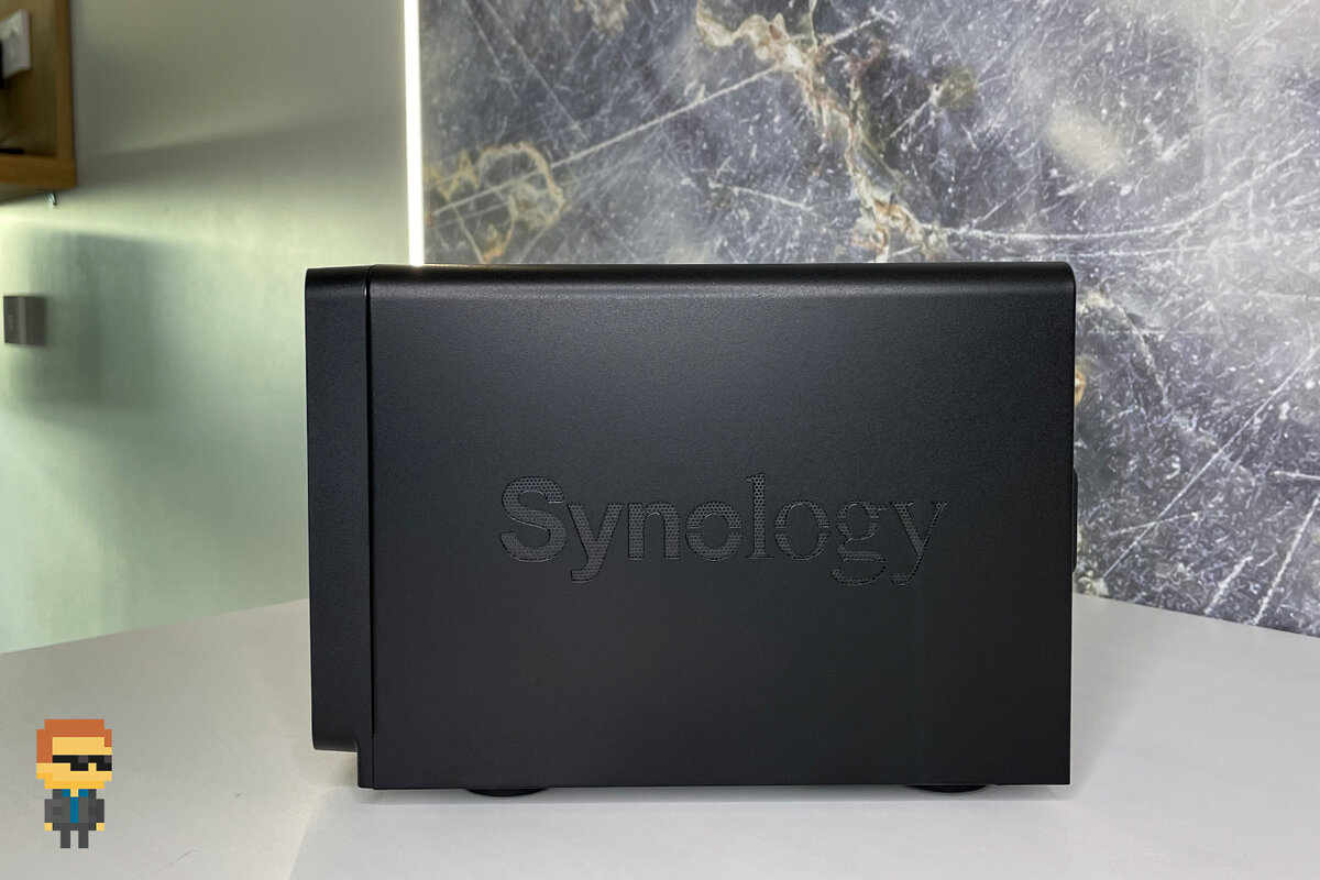 NAS Synology DS1621+ – вид сбоку