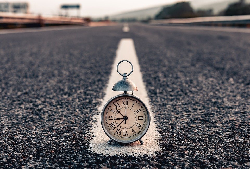 https://cdn.pixabay.com/photo/2019/02/17/20/29/clock-4003126_960_720.jpg