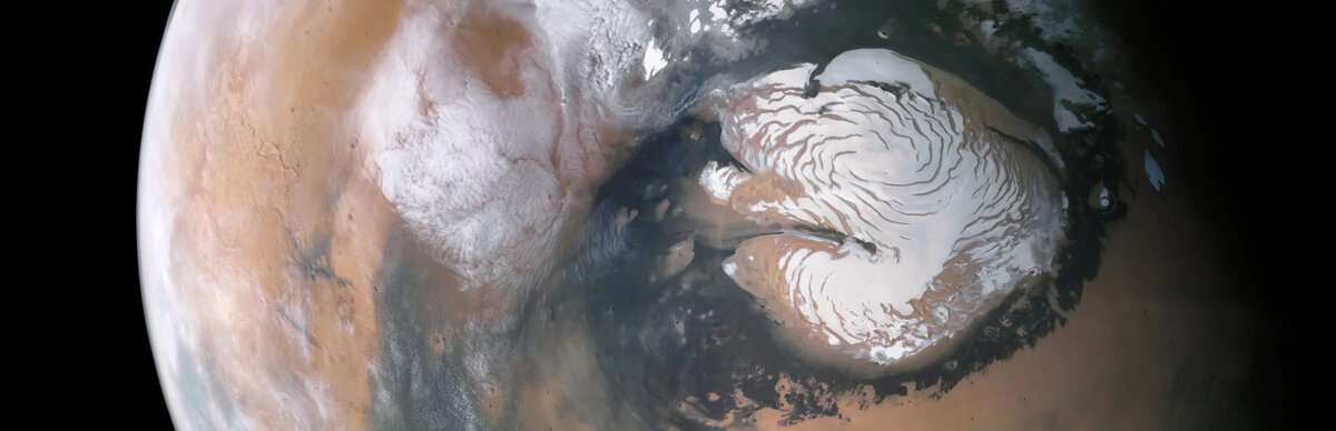 Mars Express HRSC изображение северной полярной области Марса. На этом изображении запечатлены северная полярная шапка, банка слоисто-кучевых облаков над Borealis Planitia и высокогорье Tempe Terra (слева). Это изображение было получено во время 14 125-й орбиты Марса "Марс Экспресс", 2 мая 2014 г. Изображение: ESA / DLR / FU Berlin / J. Коварт, CC BY-SA 3.0 IGO