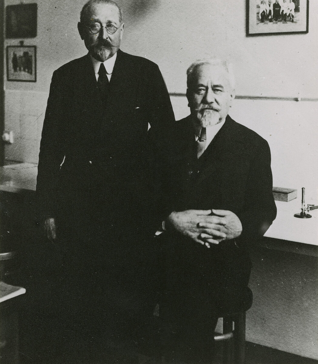 Камиль Герен (слева) и Альбер Кальметт в своей лаборатории в Институте Пастера в 1931 году. Фото: the-scientist.com 