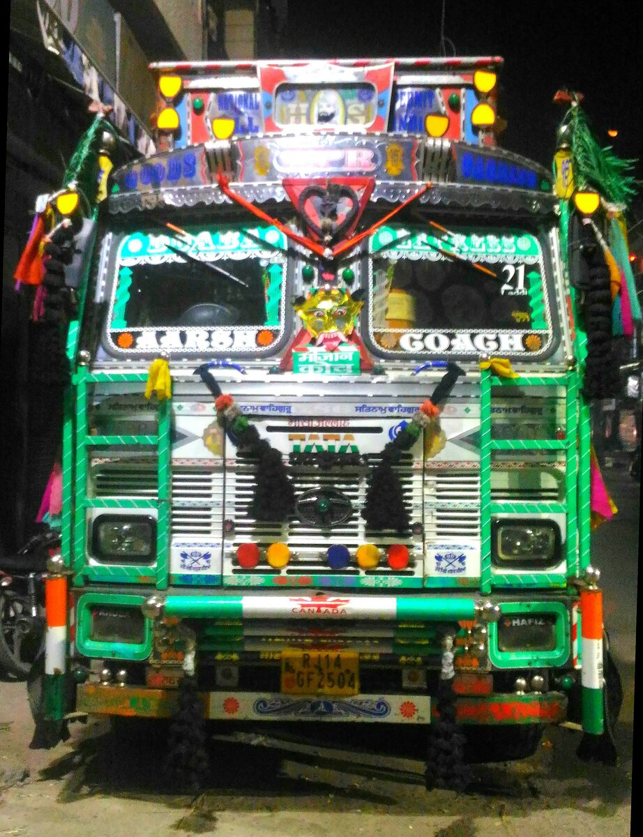 Тачки с громкой музыкой нужно до конца превращать в цирк... Фото автора.