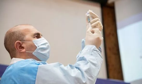 Первая вакцинация против COVID-19 иранскому медперсоналу была сделана с помощью российской вакцины Sputnik V (Изображение: PA)