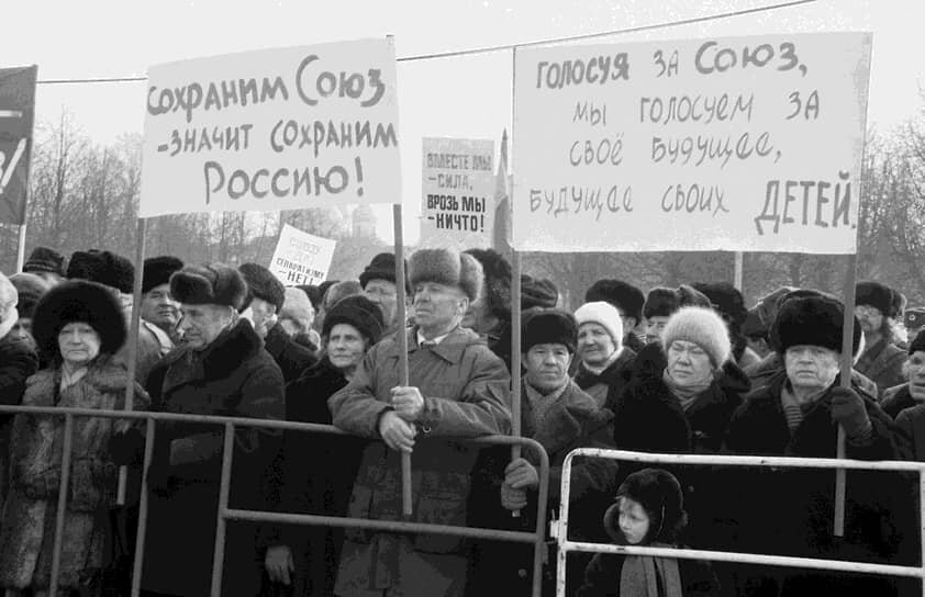 Таких фото можно много найти в Интернете. На них мы видим в основной массе пожилых людей, которым сложно, физически больно допустить мысль, что их дети будут жить в другом будущем, которое совсем не обязательно хуже. Неспособность меняться, быть гибкими, поломала много жизней. 