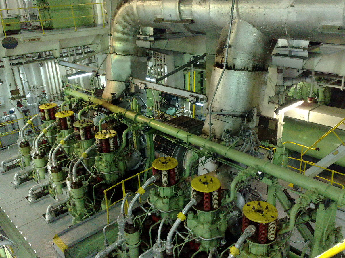 Главный судовой малооборотный, двухтактный, крейцкопфный, длинно-ходовой двигатель "B&W". Палуба цилиндровых крышек, выпускные клапаны. Фото автора.