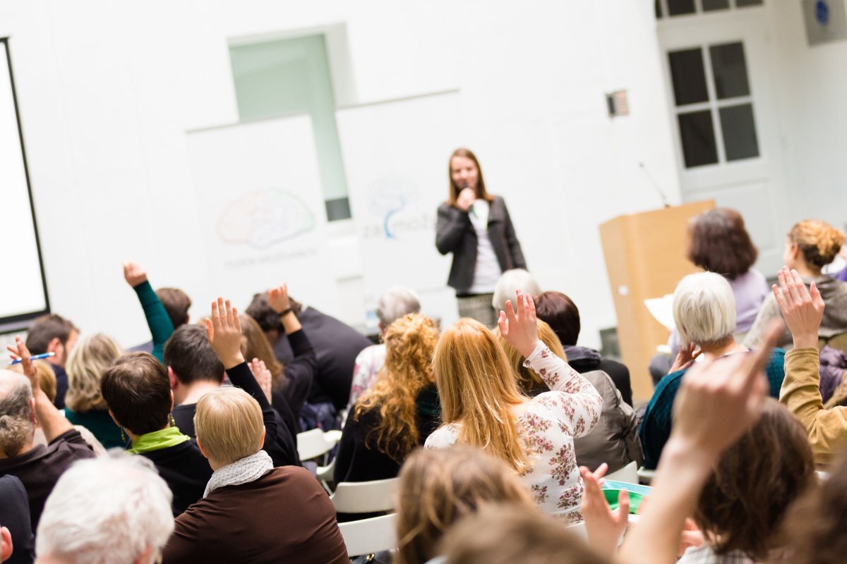 Тренинг 50 50. Оратор и аудитория. Аудитория людей. Аудитория для тренинга. Люди на конференции.