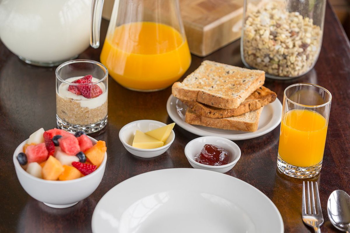 Continental breakfast explained. Continental Breakfast. Континентальный завтрак. Завтрак континентальный традиционный. Континенталь Брекфаст что это.