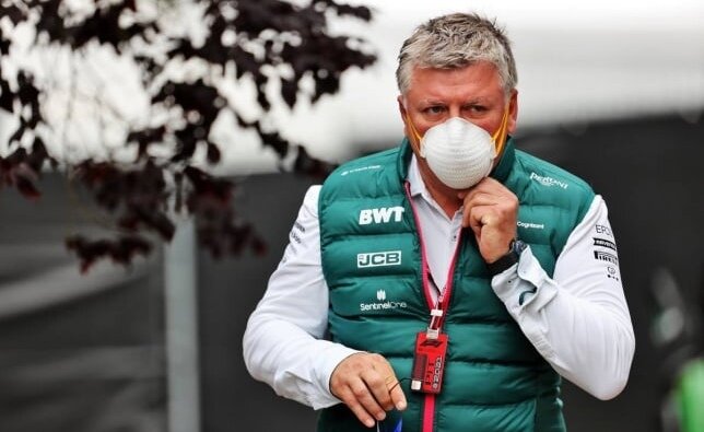 Отмар Сафнауэр в форме Aston Martin