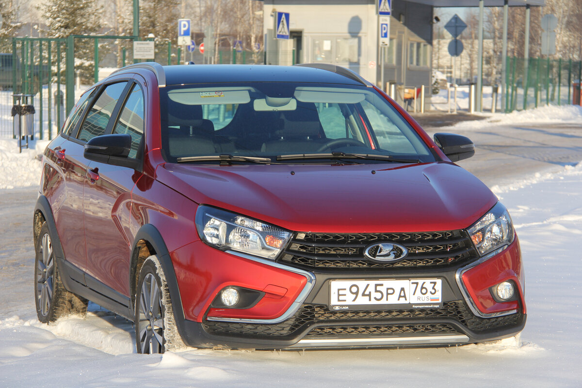 Я всегда любил универсалы, особенно меня вдохновляют с повышенным дорожным просветом и полным приводом. Сразу текут слюнки, но и денежек они стоят немалых. Веста SW кросс по умеренным ценам имеет клиренс 203 мм, но пока не может рассчитывать на полный привод. Выбрал ее для поездки на место испытаний прародителя ИЖ Ода, которые журнал За рулем проводил в 2000-х. Там сейчас сугробы по колено. Но мы рискнем проехать, вдруг получится. 