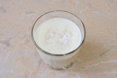ШАГ 2:
Для приготовления теста смешайте кефир с содой. Перемешайте.