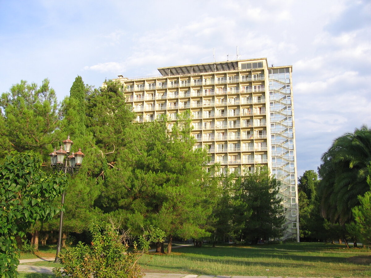 Фото автора статьи на территории курортного комплекса Пицунда