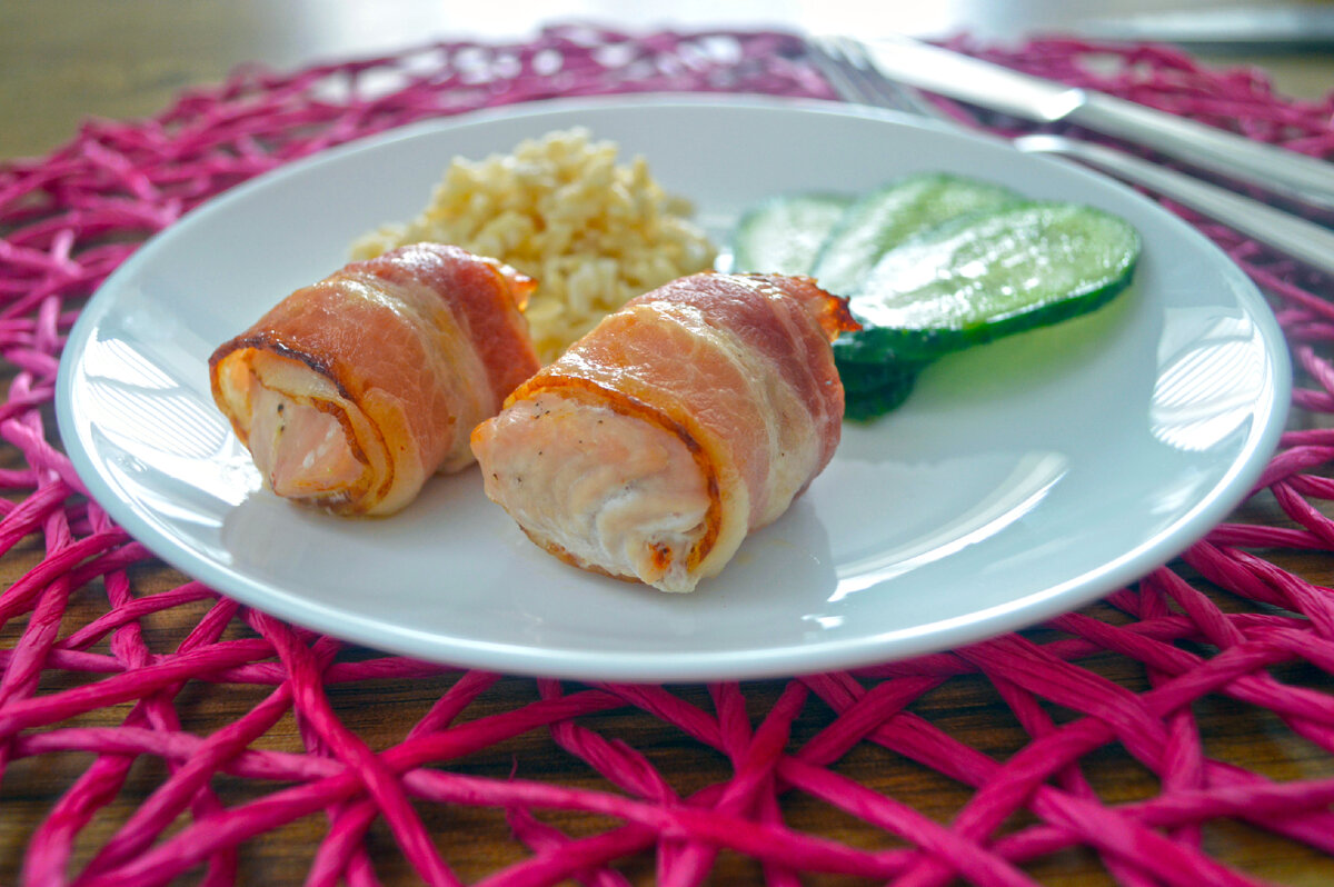 Рулетики из индейки, или курицы, обернутые беконом