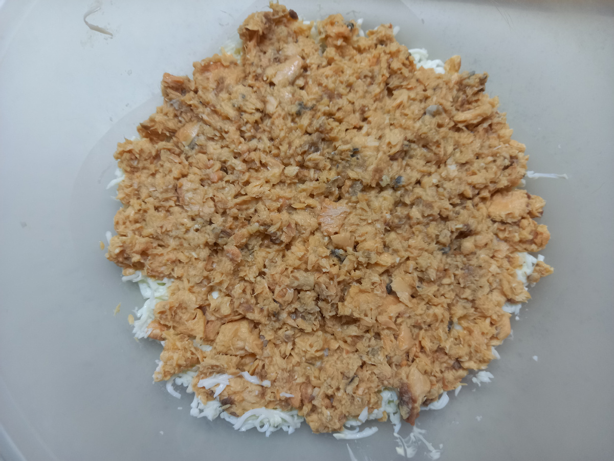 Что бы консервированная горбуша была сочная, бульон в банке следует не выливать, размять рыбу вместе с ним, очстив от кожи и костей. 