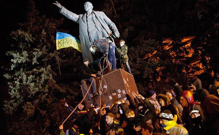 СНОС ПАМЯТНИКА ЛЕНИНУ В КРИВОМ РОГЕ. ФОТО: IMAGO STOCK&PEOPLE / GLOBALLOOKPRESS 