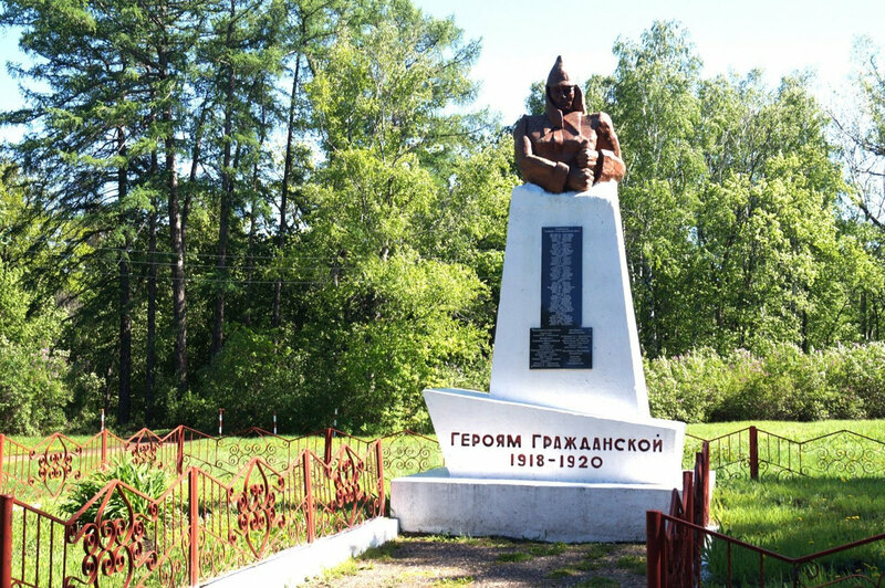 На памятнике в селе Ермолаево Куюргазинского района указаны годы, когда здесь велись бои.