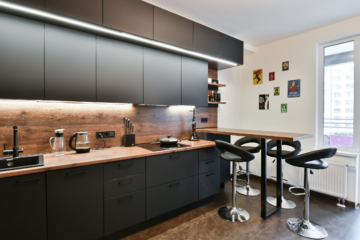 В данном проекте барная стойка является продолжением столешницы и полностью вписывается в проект кухни. 
https://www.kuhniduet.ru/