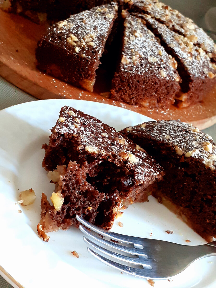 Шоколадный манник с яблоками