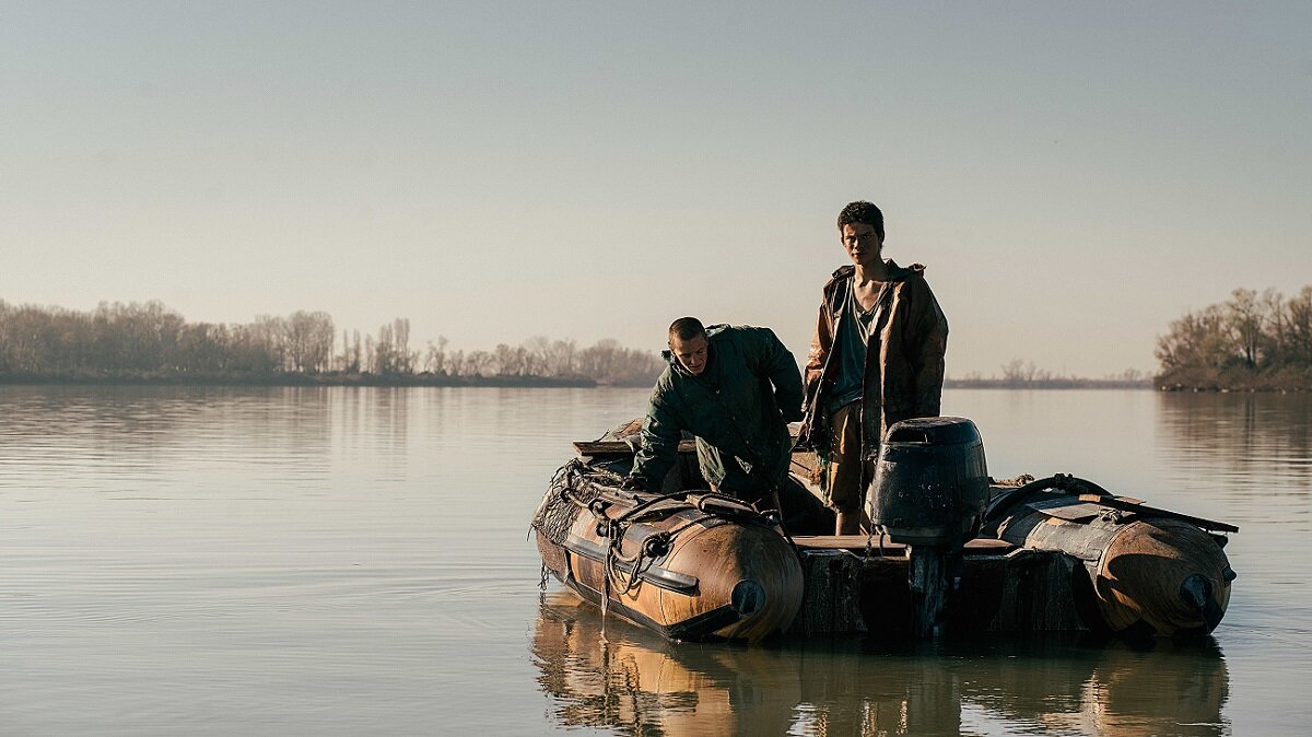 Кстати, где наши отрезанные от "сухого" мира отшельники добывали бензин для своих "моторок", в фильме, к сожалению, не сказано. 