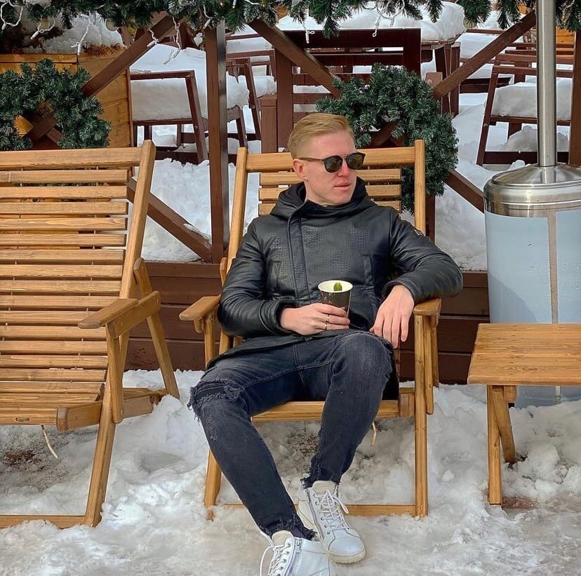 Делимся советами, которые Максим (Максим Чирков - сооснователь Формулы) дал партнерам Формулы трафика на закрытом вебинаре🙏 
❌Отключитесь от постоянного потока новостей, потому что они съедают очень много энергии и времени.

Наблюдайте новости 1-2 раза в день - не более, чтобы просто быть в курсе ситуации.

✅ Займитесь работой и учёбой, увлеките себя делом. Сейчас у нас есть время усилить свои позиции. Ваши мозги и знания, пока вы живете у вас никто не отберёт и в дальнейшем вы сможете быстро сориентироваться и монетизировать их.

❌Не паникуйте и выждите хотя бы неделю, чтобы ситуация как-то прояснилась, не принимайте поспешных решений.

❌Не старайтесь ловить просадки в акциях и не покупайте акции через брокеров. Это слишком рискованно.

✅Снимите немного наличности, чтобы в запасе были какие-то деньги, на случай если что-то пойдёт не так и счета заблокируют.

✅Какое-то количество денег переведите в криптовалюту и USDT.

☝Не надо переводить все - только на несколько месяцев жизни столько, сколько вы считаете нужным для вашего прожиточного минимума. Эти защитные активы помогут удержаться на плаву, если что-то пойдёт не так.

Куда ещё можно инвестировать:
👉Бизнес, внебиржевые компании
👉Недвижимость, если вы найдёте ликвидную и адекватную по цене квартиру.

Ребят, какие из этих пунктов будете использовать? Поделитесь в комментариях👇

