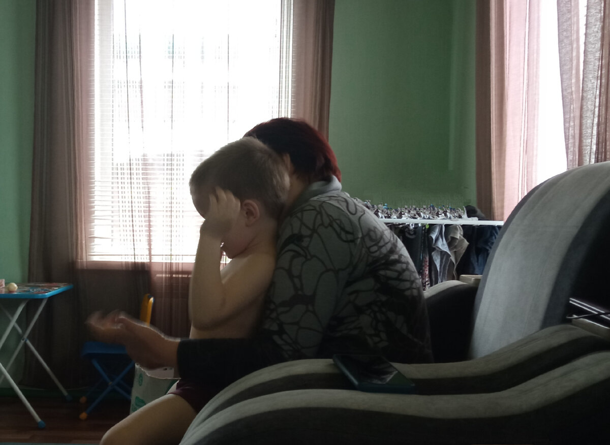 Бабушка с внуком. Говорю сразу, внук тут в шортах. Раздетый, потому что ему так нормально. Бабушке нормально в шерстяной кофте, а внуку нормально в шортах. Кто я такая, чтобы указывать им, что носить у меня в доме? Кстати, обратите внимание на руку бабушки - она нечёткая. Кажется, я поняла, в кого Вадя таким смазанным на всех фотографиях получается