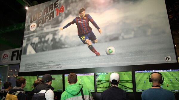    Игроки на стенде компьютерной игры FIFA 14 на выставке "ИгроМир 2013" в Крокус Экспо© РИА Новости / Константин Родиков