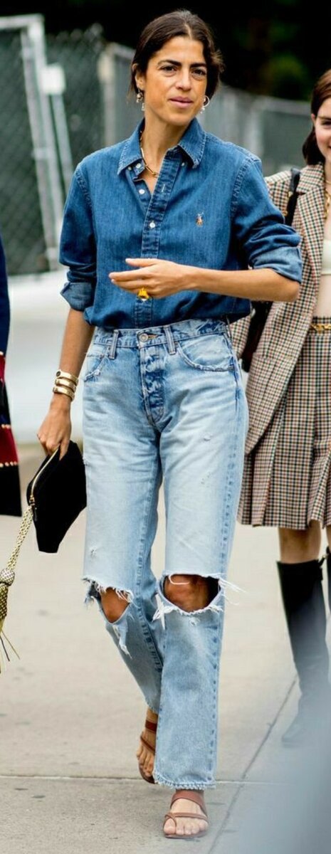 Смело сочетаем разные оттенки денима. Коричневый, красный и белый - цвета наиболее подходящие к синему джинсовому