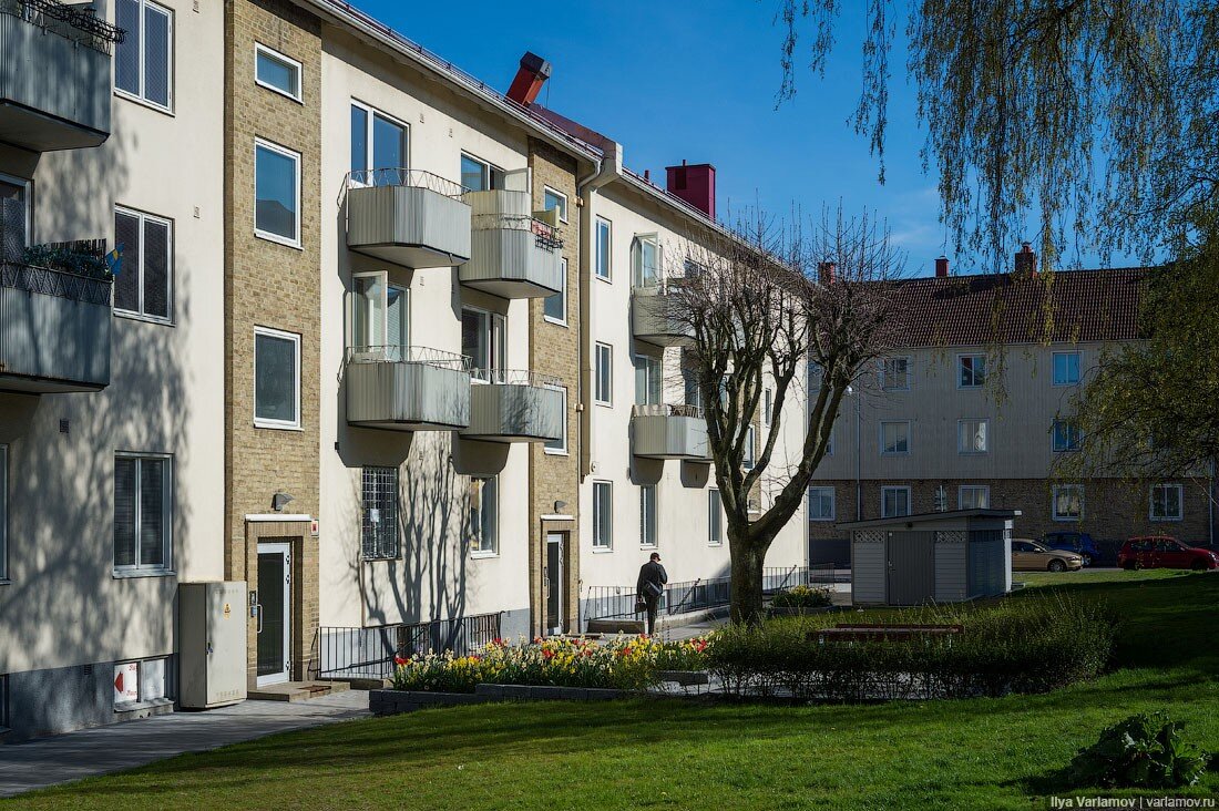 Турку швеция спальные районы. Какого жить в швеции. Жить в швеции. Площадь гамла стан стокгольм. Дом шведы.