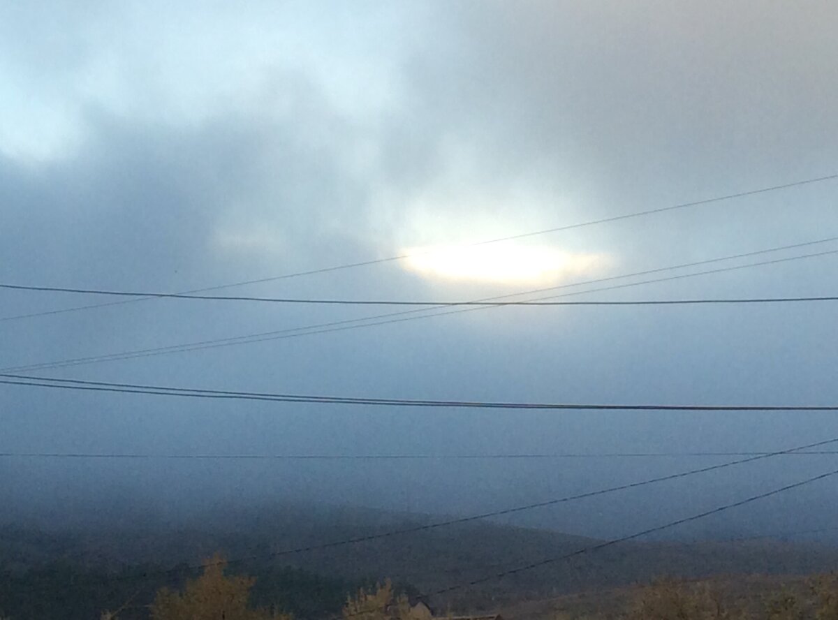 Солнце пытается прогнать туман и низкие облака