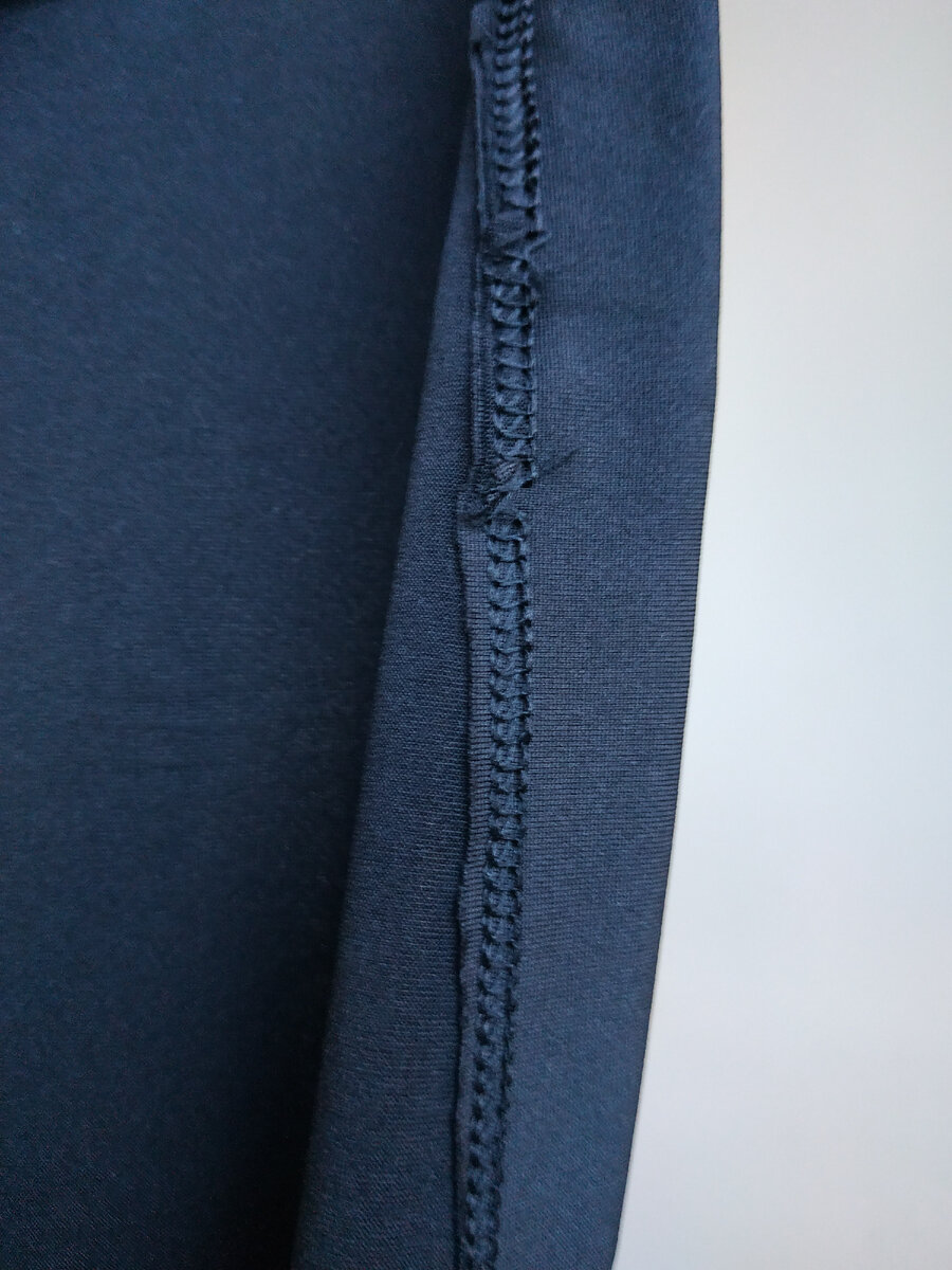 Пропуски шва — настоящее зло! Швея не позвала вовремя механика, а покупатель рискует скорым походом в ателье, потому что такая строчка легко распустится.